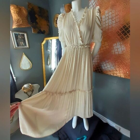 H&M Dresses & Skirts - H&M Ruffled Tired Voluminous Midi Dress